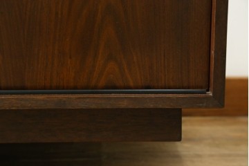 デンマークヴィンテージ　希少!!　France&Son(フランス&サン)　FINN JUHL(フィン・ユール)デザイン　Diplomat(ディプロマット)シリーズ　特徴的な引手のデザインが目を引くサイドボード　(R-081205)