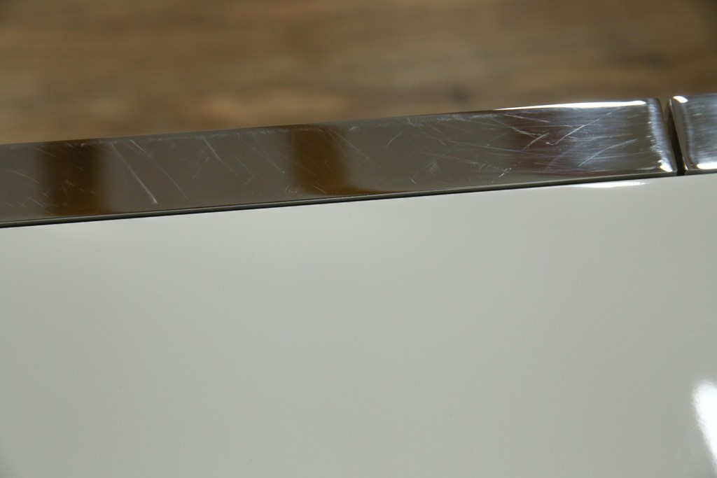 中古　Harrods購入　イギリス高級家具　FRATO(フラト)　DIDOT(ディドー)　フェイクレザー(人口皮革)　幾何学的なデザインが魅力的なサイドボード 定価約120万円　 (R-081206)