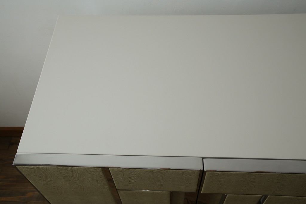 中古　Harrods購入　イギリス高級家具　FRATO(フラト)　DIDOT(ディドー)　フェイクレザー(人口皮革)　幾何学的なデザインが魅力的なサイドボード 定価約120万円　 (R-081206)