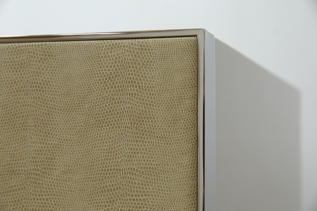 中古　Harrods購入　イギリス高級家具　FRATO(フラト)　DIDOT(ディドー)　フェイクレザー(人口皮革)　幾何学的なデザインが魅力的なサイドボード 定価約120万円　 (R-081206)