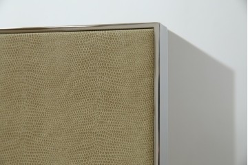 中古　Harrods購入　イギリス高級家具　FRATO(フラト)　DIDOT(ディドー)　フェイクレザー(人口皮革)　幾何学的なデザインが魅力的なサイドボード 定価約120万円　 (R-081206)