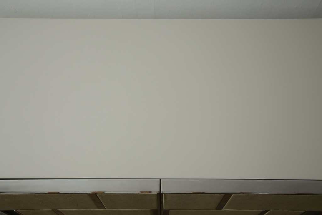 中古　Harrods購入　イギリス高級家具　FRATO(フラト)　DIDOT(ディドー)　フェイクレザー(人口皮革)　幾何学的なデザインが魅力的なサイドボード 定価約120万円　 (R-081206)