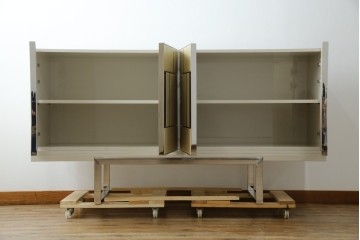 中古　Harrods購入　イギリス高級家具　FRATO(フラト)　DIDOT(ディドー)　フェイクレザー(人口皮革)　幾何学的なデザインが魅力的なサイドボード 定価約120万円　 (R-081206)