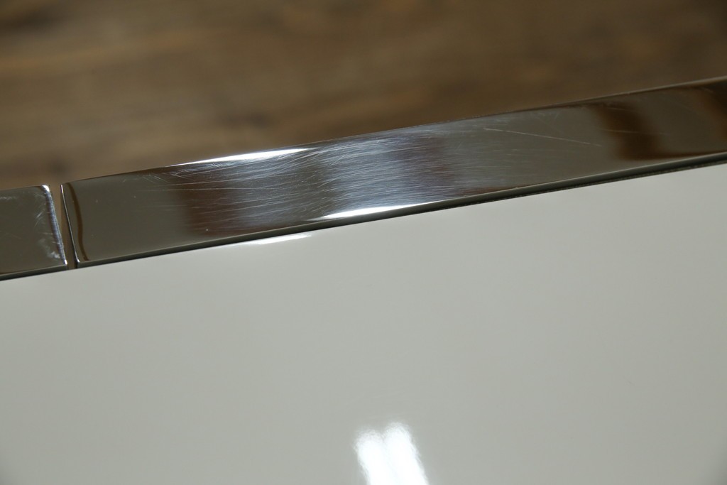 中古　Harrods購入　イギリス高級家具　FRATO(フラト)　DIDOT(ディドー)　フェイクレザー(人口皮革)　幾何学的なデザインが魅力的なサイドボード 定価約120万円　 (R-081206)