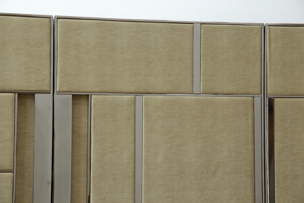 中古　Harrods購入　イギリス高級家具　FRATO(フラト)　DIDOT(ディドー)　フェイクレザー(人口皮革)　幾何学的なデザインが魅力的なサイドボード 定価約120万円　 (R-081206)