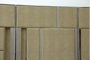 中古　Harrods購入　イギリス高級家具　FRATO(フラト)　DIDOT(ディドー)　フェイクレザー(人口皮革)　幾何学的なデザインが魅力的なサイドボード 定価約120万円　 (R-081206)