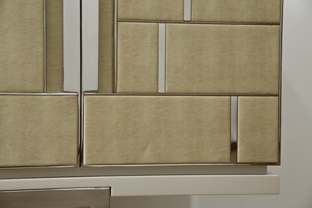 中古　Harrods購入　イギリス高級家具　FRATO(フラト)　DIDOT(ディドー)　フェイクレザー(人口皮革)　幾何学的なデザインが魅力的なサイドボード 定価約120万円　 (R-081206)