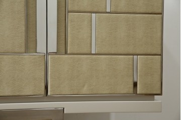 中古　Harrods購入　イギリス高級家具　FRATO(フラト)　DIDOT(ディドー)　フェイクレザー(人口皮革)　幾何学的なデザインが魅力的なサイドボード 定価約120万円　 (R-081206)