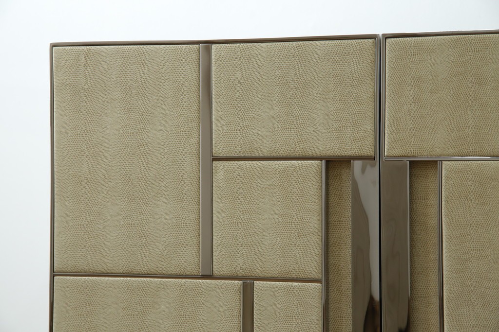 中古　Harrods購入　イギリス高級家具　FRATO(フラト)　DIDOT(ディドー)　フェイクレザー(人口皮革)　幾何学的なデザインが魅力的なサイドボード 定価約120万円　 (R-081206)