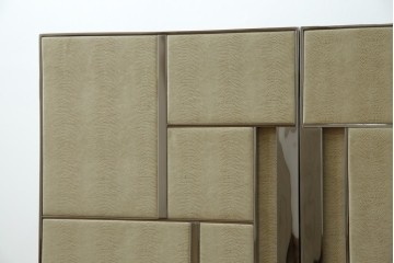 中古　Harrods購入　イギリス高級家具　FRATO(フラト)　DIDOT(ディドー)　フェイクレザー(人口皮革)　幾何学的なデザインが魅力的なサイドボード 定価約120万円　 (R-081206)