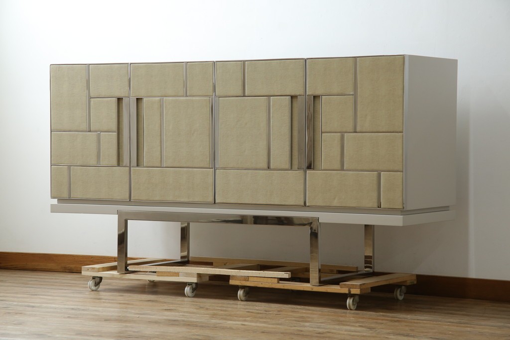 中古　Harrods購入　イギリス高級家具　FRATO(フラト)　DIDOT(ディドー)　フェイクレザー(人口皮革)　幾何学的なデザインが魅力的なサイドボード 定価約120万円　 (R-081206)