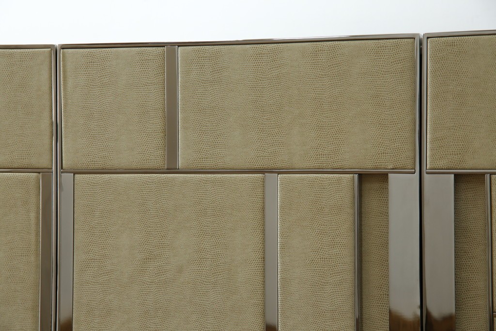 中古　Harrods購入　イギリス高級家具　FRATO(フラト)　DIDOT(ディドー)　フェイクレザー(人口皮革)　幾何学的なデザインが魅力的なサイドボード 定価約120万円　 (R-081206)