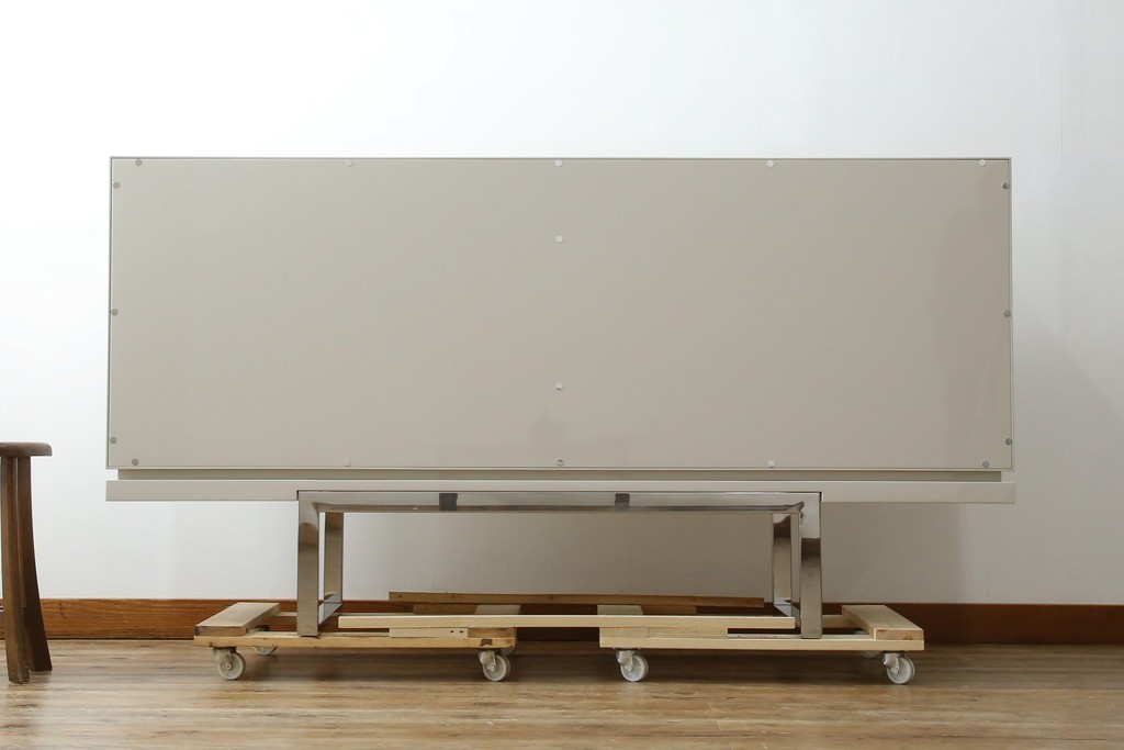 中古　Harrods購入　イギリス高級家具　FRATO(フラト)　DIDOT(ディドー)　フェイクレザー(人口皮革)　幾何学的なデザインが魅力的なサイドボード 定価約120万円　 (R-081206)