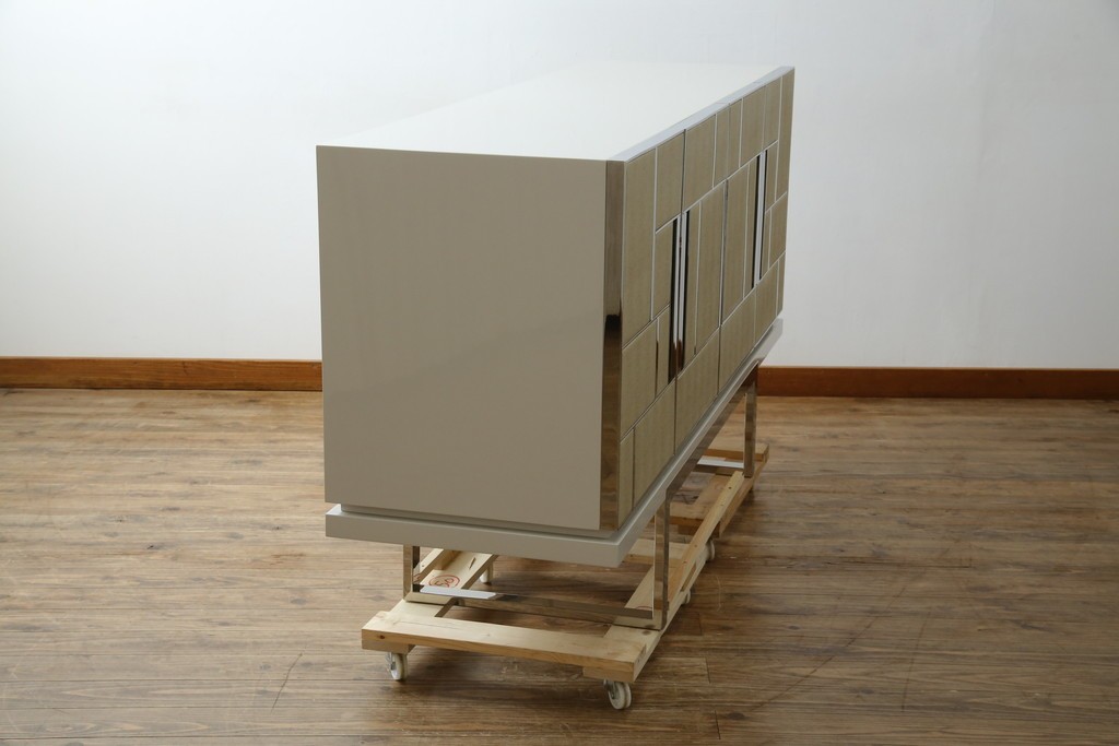 中古　Harrods購入　イギリス高級家具　FRATO(フラト)　DIDOT(ディドー)　フェイクレザー(人口皮革)　幾何学的なデザインが魅力的なサイドボード 定価約120万円　 (R-081206)