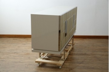 中古　Harrods購入　イギリス高級家具　FRATO(フラト)　DIDOT(ディドー)　フェイクレザー(人口皮革)　幾何学的なデザインが魅力的なサイドボード 定価約120万円　 (R-081206)