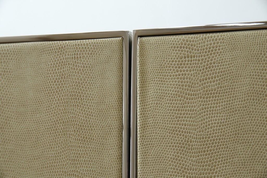 中古　Harrods購入　イギリス高級家具　FRATO(フラト)　DIDOT(ディドー)　フェイクレザー(人口皮革)　幾何学的なデザインが魅力的なサイドボード 定価約120万円　 (R-081206)