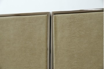 中古　Harrods購入　イギリス高級家具　FRATO(フラト)　DIDOT(ディドー)　フェイクレザー(人口皮革)　幾何学的なデザインが魅力的なサイドボード 定価約120万円　 (R-081206)