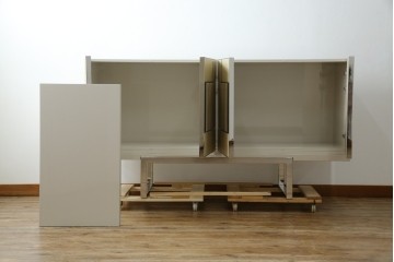 中古　Harrods購入　イギリス高級家具　FRATO(フラト)　DIDOT(ディドー)　フェイクレザー(人口皮革)　幾何学的なデザインが魅力的なサイドボード 定価約120万円　 (R-081206)