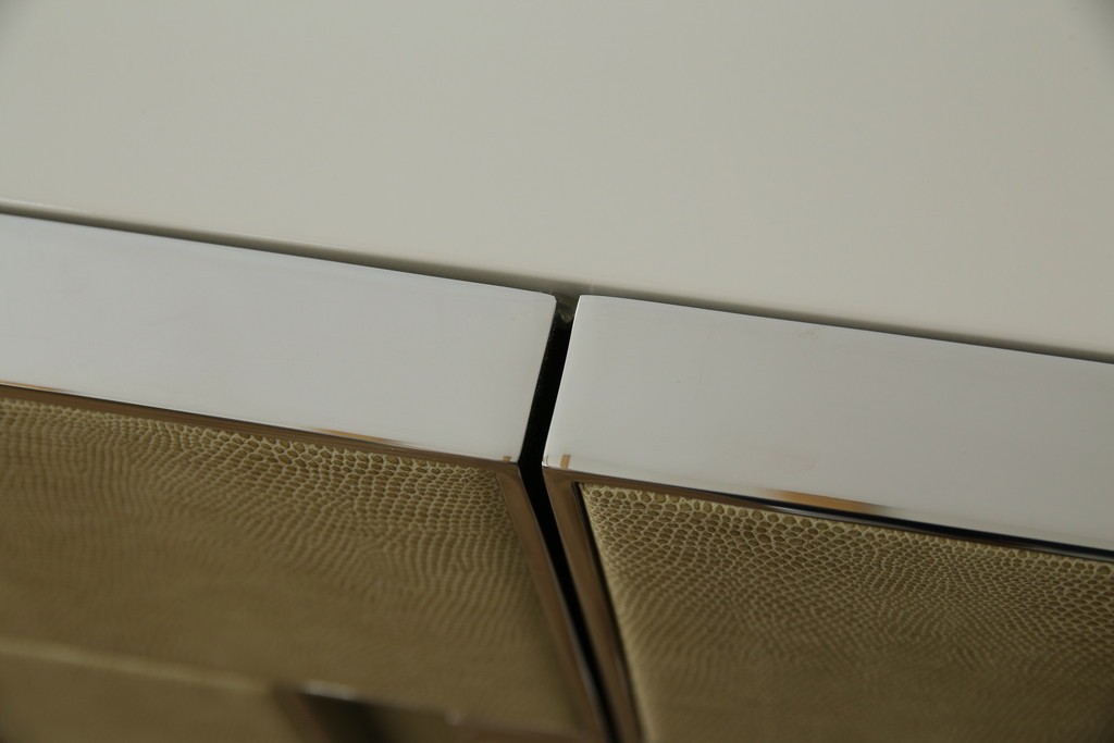 中古　Harrods購入　イギリス高級家具　FRATO(フラト)　DIDOT(ディドー)　フェイクレザー(人口皮革)　幾何学的なデザインが魅力的なサイドボード 定価約120万円　 (R-081206)