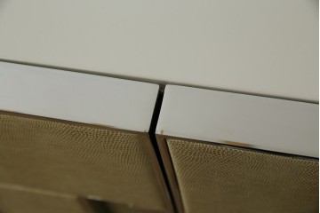 中古　Harrods購入　イギリス高級家具　FRATO(フラト)　DIDOT(ディドー)　フェイクレザー(人口皮革)　幾何学的なデザインが魅力的なサイドボード 定価約120万円　 (R-081206)