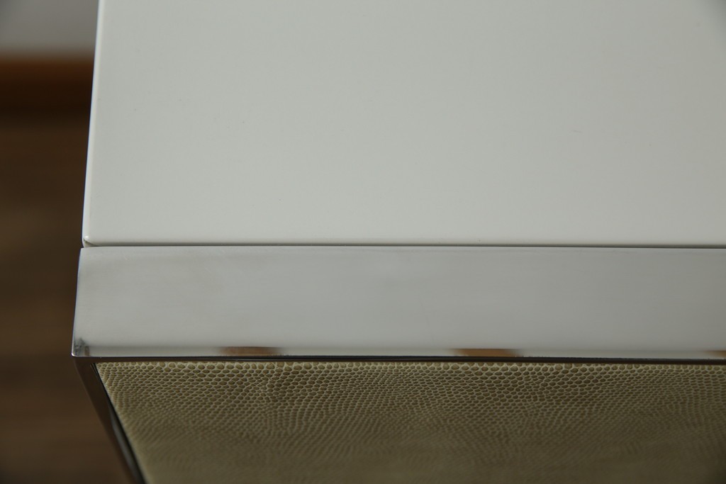 中古　Harrods購入　イギリス高級家具　FRATO(フラト)　DIDOT(ディドー)　フェイクレザー(人口皮革)　幾何学的なデザインが魅力的なサイドボード 定価約120万円　 (R-081206)