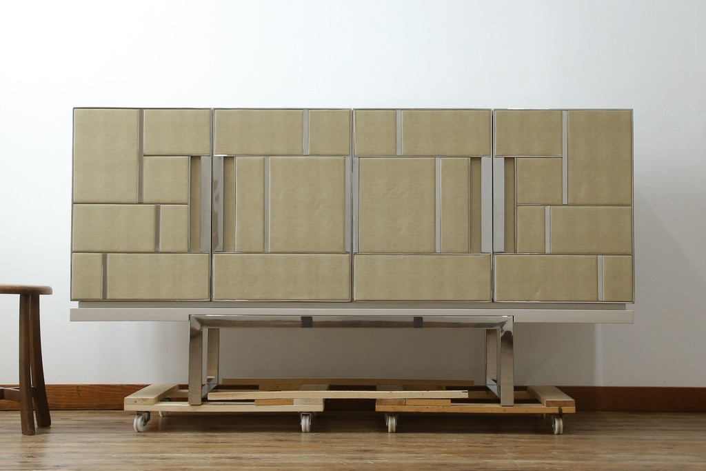 中古　Harrods購入　イギリス高級家具　FRATO(フラト)　DIDOT(ディドー)　フェイクレザー(人口皮革)　幾何学的なデザインが魅力的なサイドボード 定価約120万円　 (R-081206)