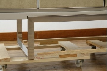 中古　Harrods購入　イギリス高級家具　FRATO(フラト)　DIDOT(ディドー)　フェイクレザー(人口皮革)　幾何学的なデザインが魅力的なサイドボード 定価約120万円　 (R-081206)