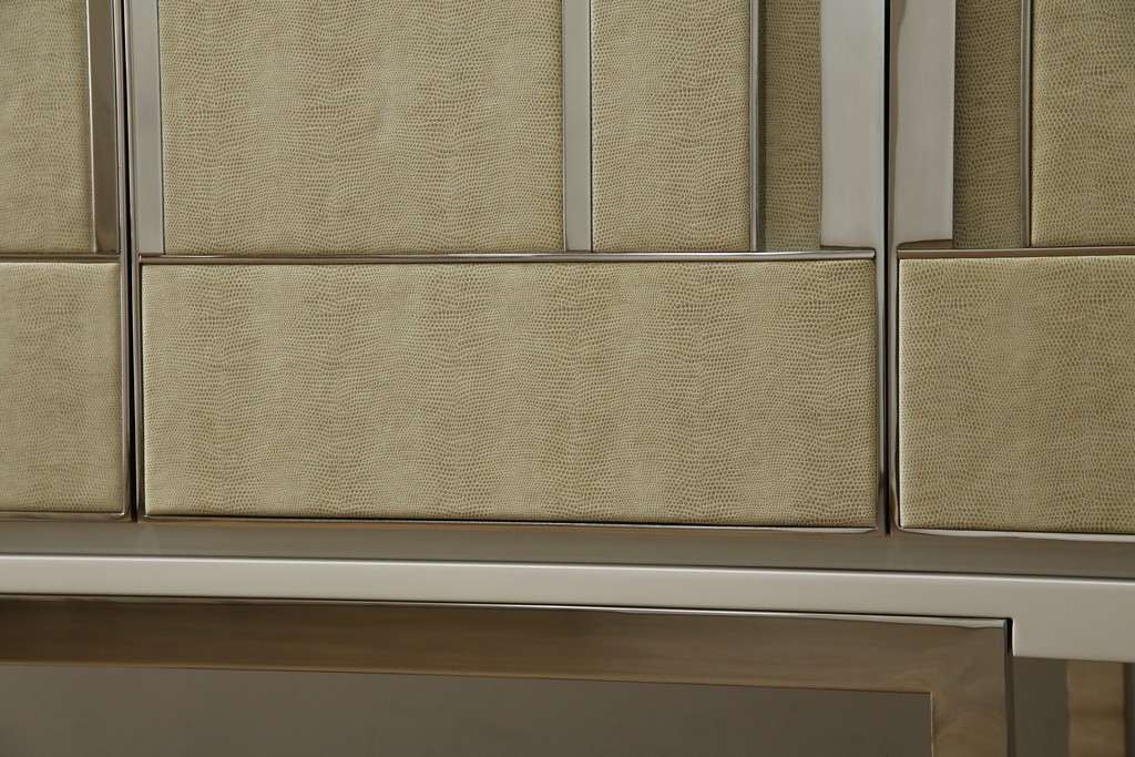 中古　Harrods購入　イギリス高級家具　FRATO(フラト)　DIDOT(ディドー)　フェイクレザー(人口皮革)　幾何学的なデザインが魅力的なサイドボード 定価約120万円　 (R-081206)