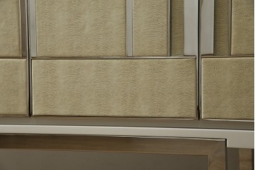 中古　Harrods購入　イギリス高級家具　FRATO(フラト)　DIDOT(ディドー)　フェイクレザー(人口皮革)　幾何学的なデザインが魅力的なサイドボード 定価約120万円　 (R-081206)