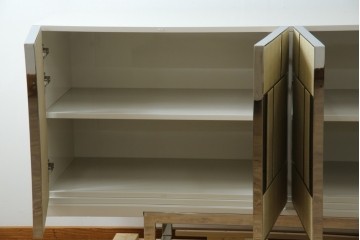 中古　Harrods購入　イギリス高級家具　FRATO(フラト)　DIDOT(ディドー)　フェイクレザー(人口皮革)　幾何学的なデザインが魅力的なサイドボード 定価約120万円　 (R-081206)