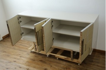 中古　Harrods購入　イギリス高級家具　FRATO(フラト)　DIDOT(ディドー)　フェイクレザー(人口皮革)　幾何学的なデザインが魅力的なサイドボード 定価約120万円　 (R-081206)