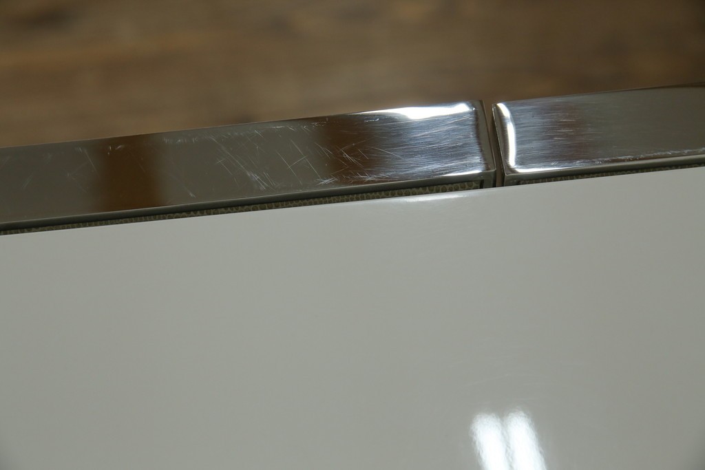 中古　Harrods購入　イギリス高級家具　FRATO(フラト)　DIDOT(ディドー)　フェイクレザー(人口皮革)　幾何学的なデザインが魅力的なサイドボード 定価約120万円　 (R-081206)