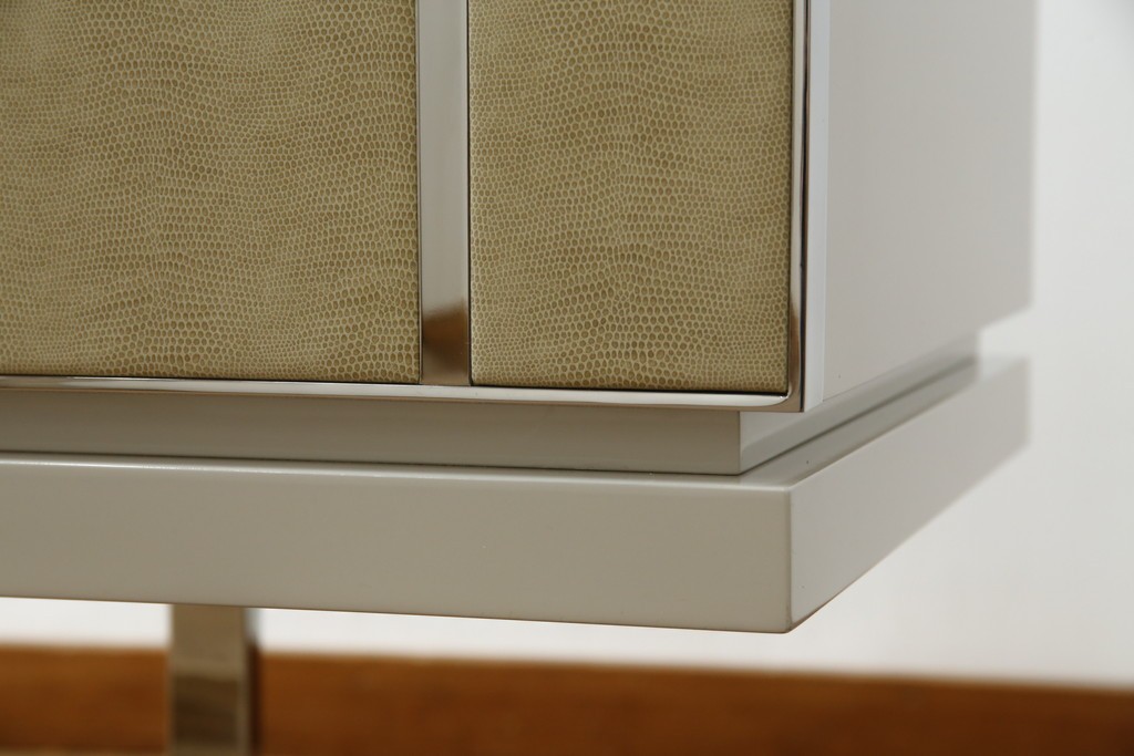 中古　Harrods購入　イギリス高級家具　FRATO(フラト)　DIDOT(ディドー)　フェイクレザー(人口皮革)　幾何学的なデザインが魅力的なサイドボード 定価約120万円　 (R-081206)