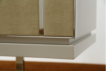 中古　Harrods購入　イギリス高級家具　FRATO(フラト)　DIDOT(ディドー)　フェイクレザー(人口皮革)　幾何学的なデザインが魅力的なサイドボード 定価約120万円　 (R-081206)