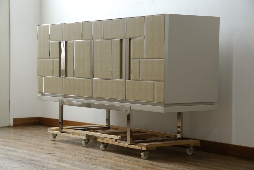 中古　Harrods購入　イギリス高級家具　FRATO(フラト)　DIDOT(ディドー)　フェイクレザー(人口皮革)　幾何学的なデザインが魅力的なサイドボード 定価約120万円　 (R-081206)