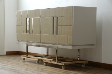 中古　Harrods購入　イギリス高級家具　FRATO(フラト)　DIDOT(ディドー)　フェイクレザー(人口皮革)　幾何学的なデザインが魅力的なサイドボード 定価約120万円　 (R-081206)