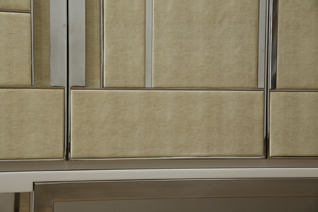 中古　Harrods購入　イギリス高級家具　FRATO(フラト)　DIDOT(ディドー)　フェイクレザー(人口皮革)　幾何学的なデザインが魅力的なサイドボード 定価約120万円　 (R-081206)