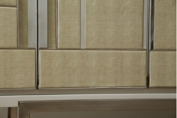 中古　Harrods購入　イギリス高級家具　FRATO(フラト)　DIDOT(ディドー)　フェイクレザー(人口皮革)　幾何学的なデザインが魅力的なサイドボード 定価約120万円　 (R-081206)