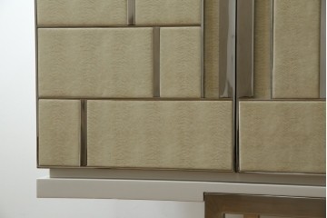 中古　Harrods購入　イギリス高級家具　FRATO(フラト)　DIDOT(ディドー)　フェイクレザー(人口皮革)　幾何学的なデザインが魅力的なサイドボード 定価約120万円　 (R-081206)