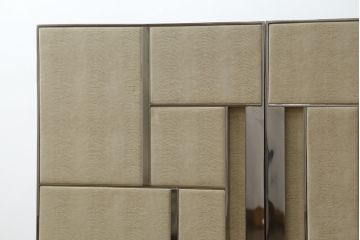 中古　Harrods購入　イギリス高級家具　FRATO(フラト)　DIDOT(ディドー)　フェイクレザー(人口皮革)　幾何学的なデザインが魅力的なサイドボード(サイドキャビネット、収納棚、戸棚、リビングボード)(定価約120万円)(R-081206)