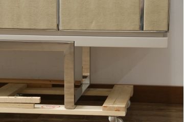 中古　Harrods購入　イギリス高級家具　FRATO(フラト)　DIDOT(ディドー)　フェイクレザー(人口皮革)　幾何学的なデザインが魅力的なサイドボード(サイドキャビネット、収納棚、戸棚、リビングボード)(定価約120万円)(R-081206)