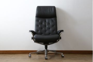 中古　ノルウェー　EKORNES(エコーネス)社　Stressless(ストレスレス) Metro Office(メトロ・オフィス)　本革(レザー)張りのスタイリッシュなストレスレスチェア(リクライニングチェア、回転チェア、事務椅子、事務イス、オフィスチェア、アームチェア、北欧)(定価約31万円)(R-081207)