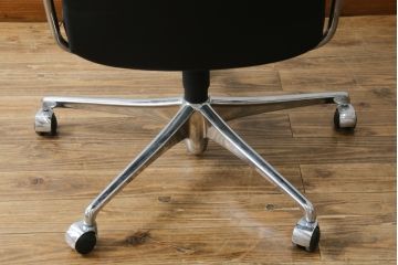 中古　ノルウェー　EKORNES(エコーネス)社　Stressless(ストレスレス) Metro Office(メトロ・オフィス)　本革(レザー)張りのスタイリッシュなストレスレスチェア(リクライニングチェア、回転チェア、事務椅子、事務イス、オフィスチェア、アームチェア、北欧)(定価約31万円)(R-081207)