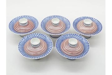 酒井田柿右衛門　肥前国南川原　染錦　二重渦福　丸形　約10cm　3.1寸　匠の技が光る珍味入5客セット(蓋付き器、裏印、小物入れ、香合、蓋物、菓子鉢、茶壷、共箱付き、和食器、陶器、三寸一分)(R-081209)