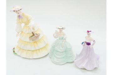 イギリス　COALPORT(コールポート)　淡い彩色が美しいフィギュリン3点セット(Loretta、Carla、Ladies of Fashion Strawberry Fayre、女性、貴婦人、置物、ディスプレイ、英国)(R-081210)