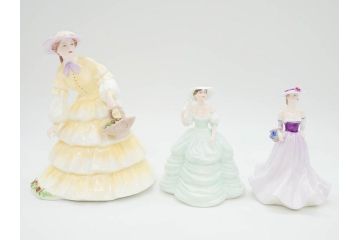 イギリス　COALPORT(コールポート)　淡い彩色が美しいフィギュリン3点セット(Loretta、Carla、Ladies of Fashion Strawberry Fayre、女性、貴婦人、置物、ディスプレイ、英国)(R-081210)