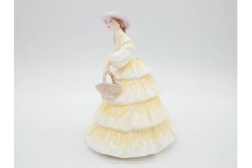 イギリス　COALPORT(コールポート)　淡い彩色が美しいフィギュリン3点セット(Loretta、Carla、Ladies of Fashion Strawberry Fayre、女性、貴婦人、置物、ディスプレイ、英国)(R-081210)