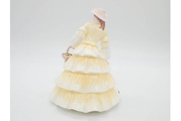 イギリス　COALPORT(コールポート)　淡い彩色が美しいフィギュリン3点セット(Loretta、Carla、Ladies of Fashion Strawberry Fayre、女性、貴婦人、置物、ディスプレイ、英国)(R-081210)
