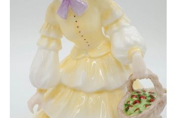 イギリス　COALPORT(コールポート)　淡い彩色が美しいフィギュリン3点セット(Loretta、Carla、Ladies of Fashion Strawberry Fayre、女性、貴婦人、置物、ディスプレイ、英国)(R-081210)