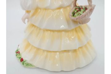 イギリス　COALPORT(コールポート)　淡い彩色が美しいフィギュリン3点セット(Loretta、Carla、Ladies of Fashion Strawberry Fayre、女性、貴婦人、置物、ディスプレイ、英国)(R-081210)